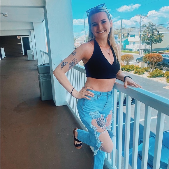 Meet your Posher, Laura🦋🌻☀️ - Picture 5 of 6